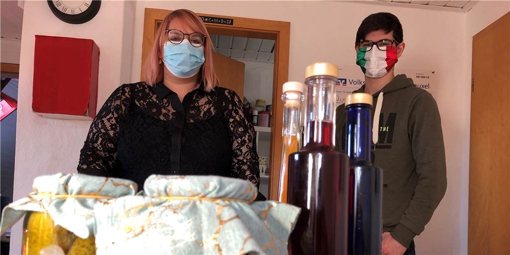 Spender gesucht: Kuriere bringen Marmelade aus dem Frauenhaus nach Hause Ann-Kathrin Bludau und FSJ-ler Luca Pagliara mit einem kleinen Auszug aus dem frisch fabrizierten Angebot.