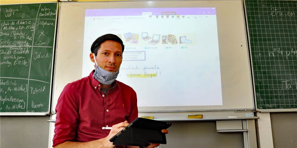 Boris Alexander ist Digitalisierungsbeauftragter am Ernst-Barlach-Gymnasium. Beamer und Apple-TV unter der Decke, Whiteboard, ipad mit Pencil sind seine Arbeitsgeräte.