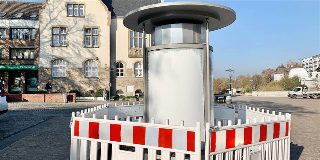 Aplerbecker Marktplatz: Nach der Toilette kommt auch die Werbesäule weg Die Umbauarbeiten auf dem Aplerbecker Marktplatz laufen.