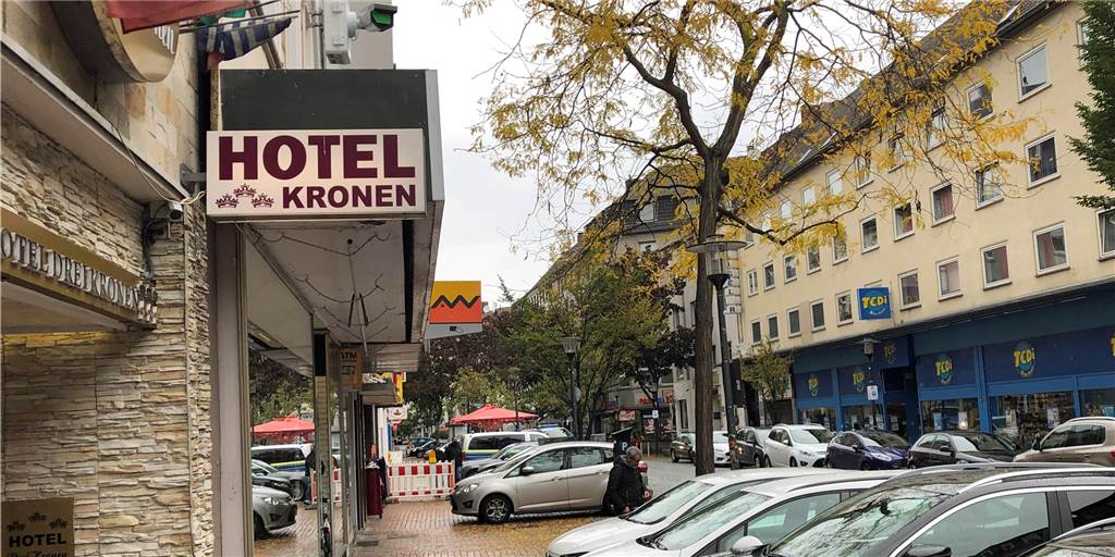 Über dem Schild des Hotels Kronen wurde Ende Oktober die erste von 18 Kameras installiert, mit denen die Polizei die Münsterstraße überwachen will.