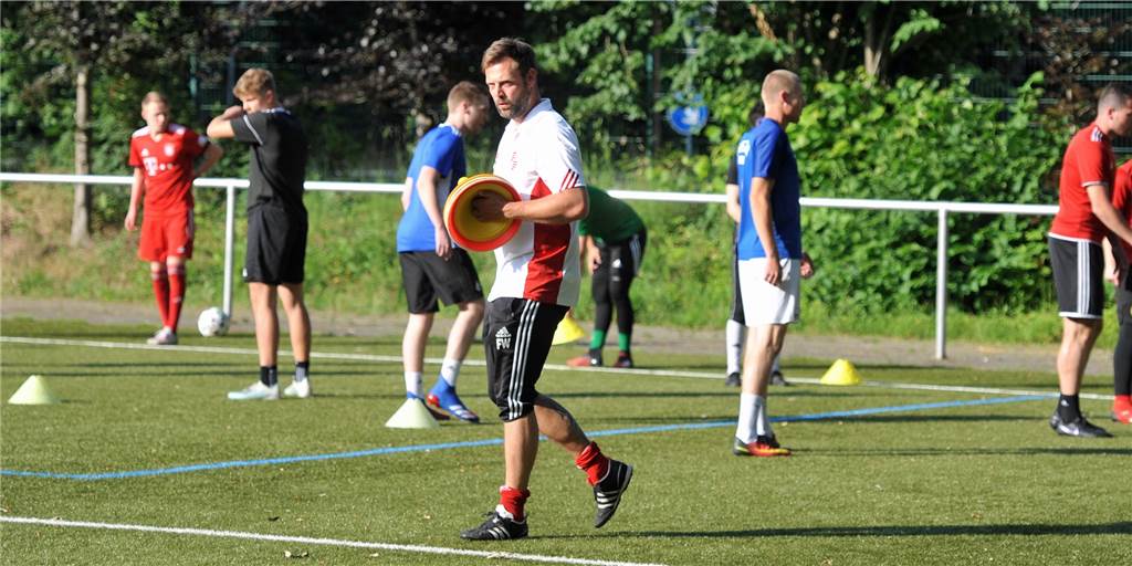 Frank Wegener wartet auf Nikolaus – äußert aber Zweifel Auf dem Trainingsplatz kann Frank Wegener derzeit nicht mit seiner Mannschaft arbeiten. Trotzdem läuft der Betrieb beim Landesligisten weiter.