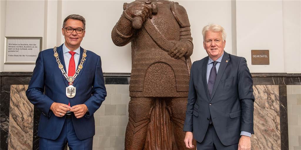 Wofür stehen eigentlich die Symbole in der Amtskette des Oberbürgermeisters? Vor der Figur des Eisernen Reinoldus hat Ullrich Sierau die Oberbürgermeister-Amtskette an seinen Nachfolger Thomas Westphal übergeben.