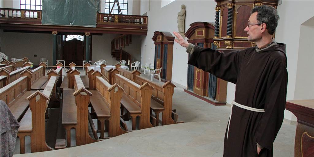 Renovierung der Klosterkirche Werne dauert länger als geplant Pater Romuald in der Klosterkirche, deren Renovierung länger dauert als geplant.