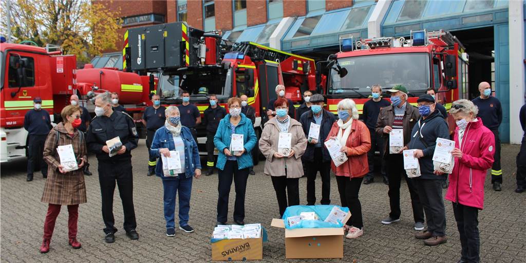 Umzug fällt aus: 1100 Martins-Brezeln gegen die Einsamkeit Die Mitglieder der Martener St.-Martins-Initiative überbrachten den Feuerwehrleuten in der Wache Marten gleich kistenweise Martins-Brezel.