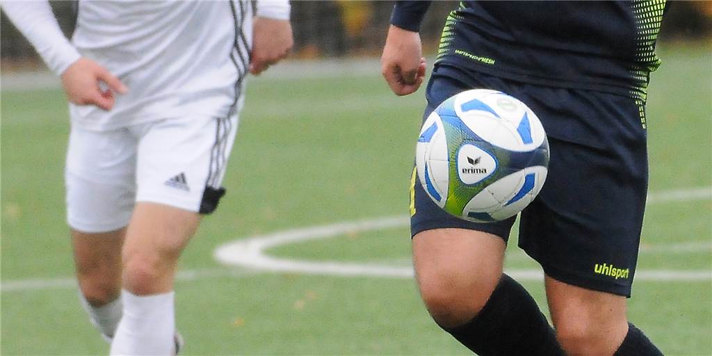 Suspendierter Fußballer folgt seinem Onkel zu einem neuen Verein Suspendierter Fußballer folgt seinem Onkel zu einem neuen Verein