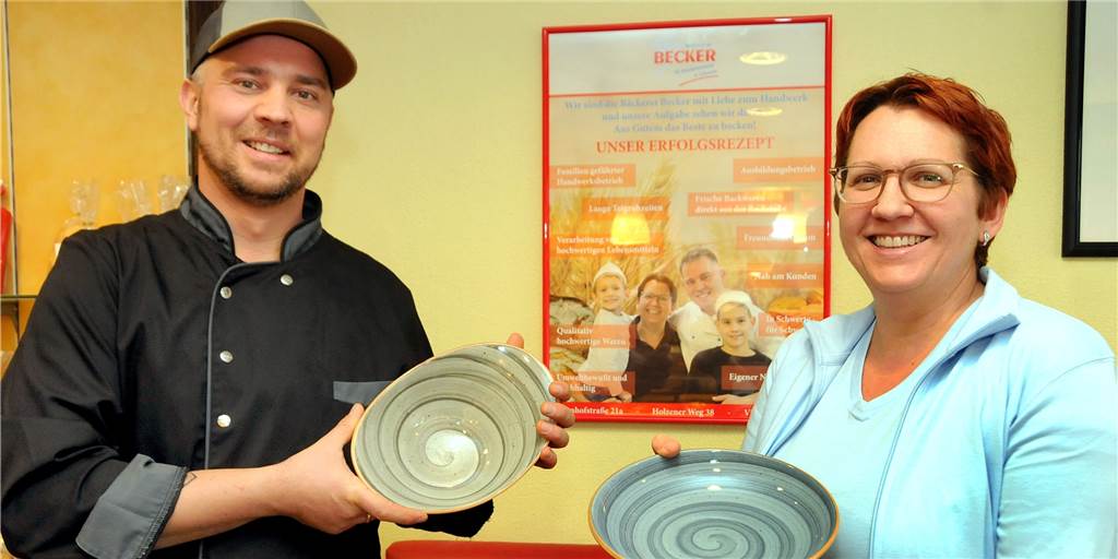 Corona bremste, aber neues Bistro „Das Beckers“ steht in den Startlöchern Sarah und Sascha Ruhnke verraten schon einmal: Hellblaue T-Shirts und Fleecejacken werden die Mitarbeiterinnen in ihrem Bistro „Das Beckers" tragen. Die Gerichte werden auf fröhlich-bunter Keramik serviert, sobald Corona den Sitzplatzbetrieb zulässt.
