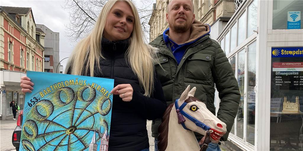 Kirmes-Poster aus Dortmund landet jetzt auf einer Hochzeitseinladung Angelina Przechomski (35) und Thorsten Klein (36) haben sich auf der Lütgendortmunder Bartholomäuskirmes kennengelernt. Sie sind seit sieben Jahren ein Paar und heiraten 2021.