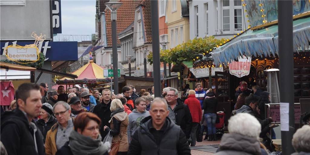 Viel Kritik im Netz zum geplanten verkaufsoffenen Sonntag in Lünen So wie bei einem früheren verkaufsoffenen Sonntag im Advent sieht es dieses Jahr sicher nicht aus - denn der Weihnachtsmarkt findet ja wegen Corona nicht statt.
