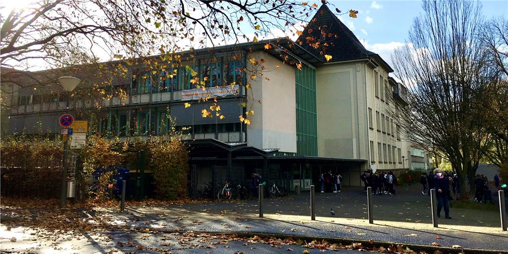 Phoenix-Gymnasium will einen Zaun gegen Vandalismus und Müll Der Zugang zum Gelände des Phoenix-Gymnasiums ist auf zwei Seiten offen.