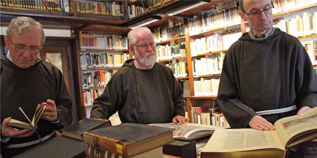 Kapuziner zum Lockdown: „Vielen fällt es schwer, die Stille auszuhalten“ Mal wieder ein gutes Buch lesen - bei 20.000 Bänden in der Kloster-Bibliothek haben (v. l.) Pater Gisbert, Pater Tobias und Pater Romuald die Qual der Wahl.