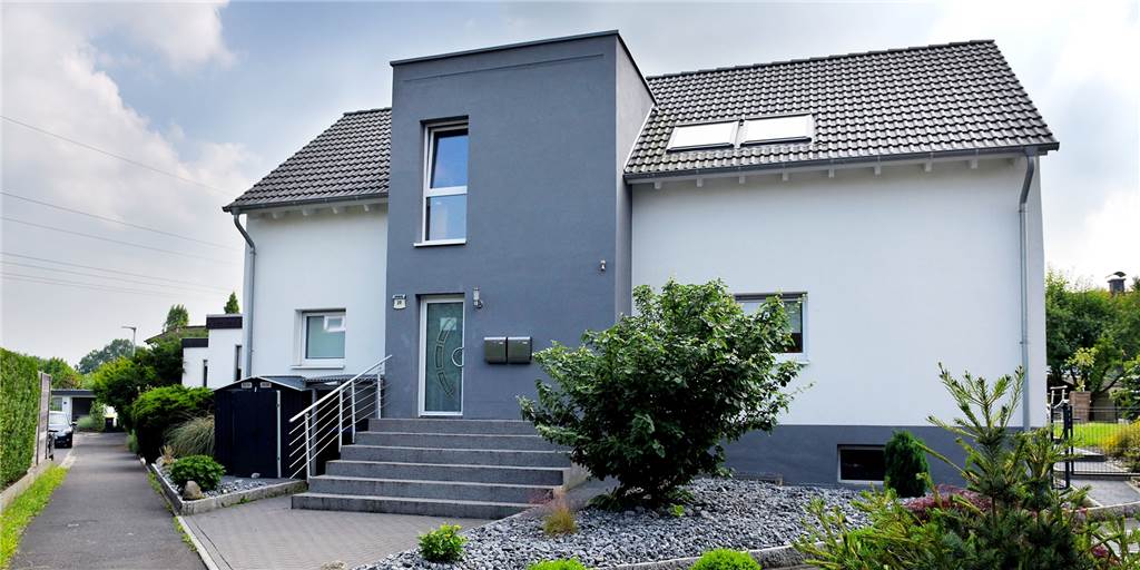 Siedlung von Familie Ahlers: Stadt hebt Bebauungsplan Untere Meischede auf Die Familie Ahlers hat in der Unteren Meischede in einer Bungalowsiedlung ihr Haus aufgestockt. Nun droht aber nach einer Klage eines Nachbarn der Abriss.