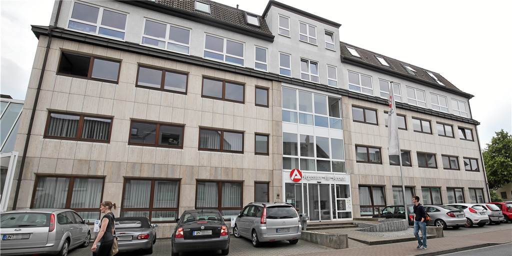 Aus Angst vor psychisch gestörtem Einbrecher: Arbeitsagentur in Unna bleibt geschlossen Die Agentur für Arbeit am Nordring in Unna bleibt in dieser Woche geschlossen, und die bereits vereinbarten Termine fallen aus. Am Freitag hat sich ein Mann mit zwei Pistolen Zutritt verschafft – aber erst nach Ende der Öffnungszeit.