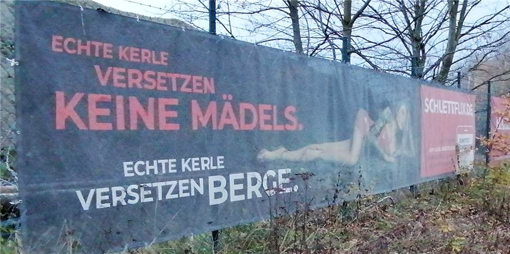 Sexy oder Sexismus? Sophia Thomalla sorgt an der Stadtgrenze für Zündstoff Viele Autofahrer werden es bei Tempo 50 kaum wahrnehmen: Das Transparent eines StartUps an der Nierhausstraße zwischen Dortmund und Castrop-Rauxel sorgt für Kritik über sexistische Werbung.