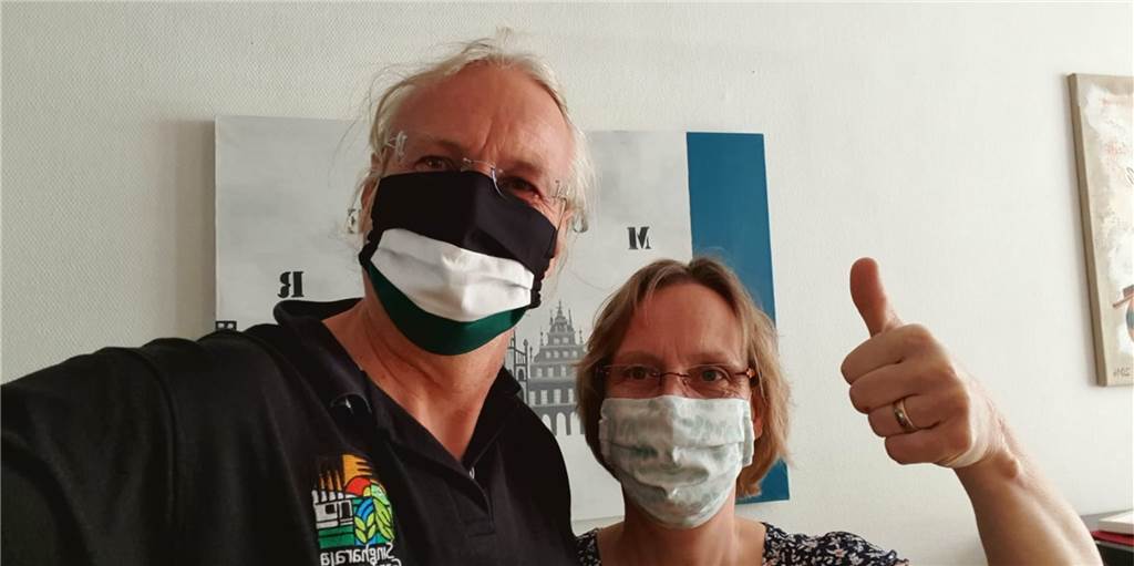 Mit selbst genähten Masken sammelt die gebürtige Aschebergerin Anja Wevers Spenden für Coronahilfen in Sri Lanka. Auswanderer Alli (links) leistet Hilfe vor Ort.