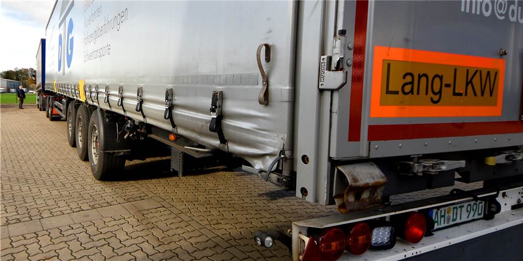 Über 25 Meter und acht Achsen: Warum Franz-Josef Dues auf Gigaliner setzt Franz-Josef Dues ist am anderen Ende von 25,25 Metern Lkw kaum noch zu erkennen. Fünf der Lang-Lkw hat der Spediteur aus Wessum inzwischen im Einsatz. Völlig problemfrei, wie er erklärt. Geplant ist, die Flotte weiter auszubauen.