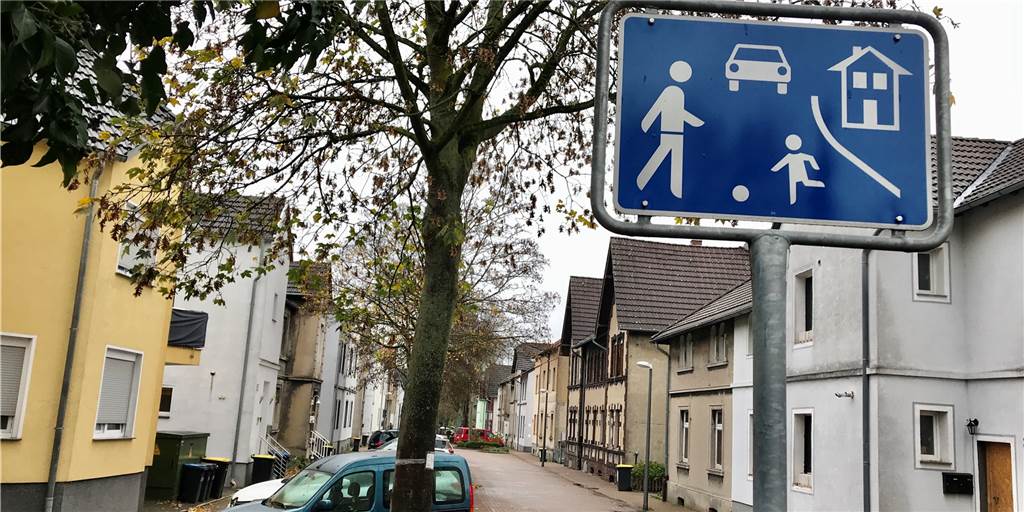 Nach Beschwerde: Ordnungsamt machte sehr erfolgreich Jagd auf Raser Neben der Grimbergstraße gehört auch die Funkestraße zu der verkehrsberuhigten Zone auf Schwerin, in der sich Anwohner über zu schnelle Autofahrer ärgern. Zu Recht, wie das Ordnungsamt weiß.