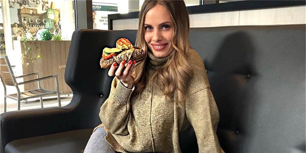 Trotz Corona-Krise: Topmodel Jana Beller eröffnet neue Backwerk-Filiale Anfang Dezember eröffnet die Halternerin Jana Beller gemeinsam mit ihrem Lebensgefährten den dritten Backwerk in Bochum.