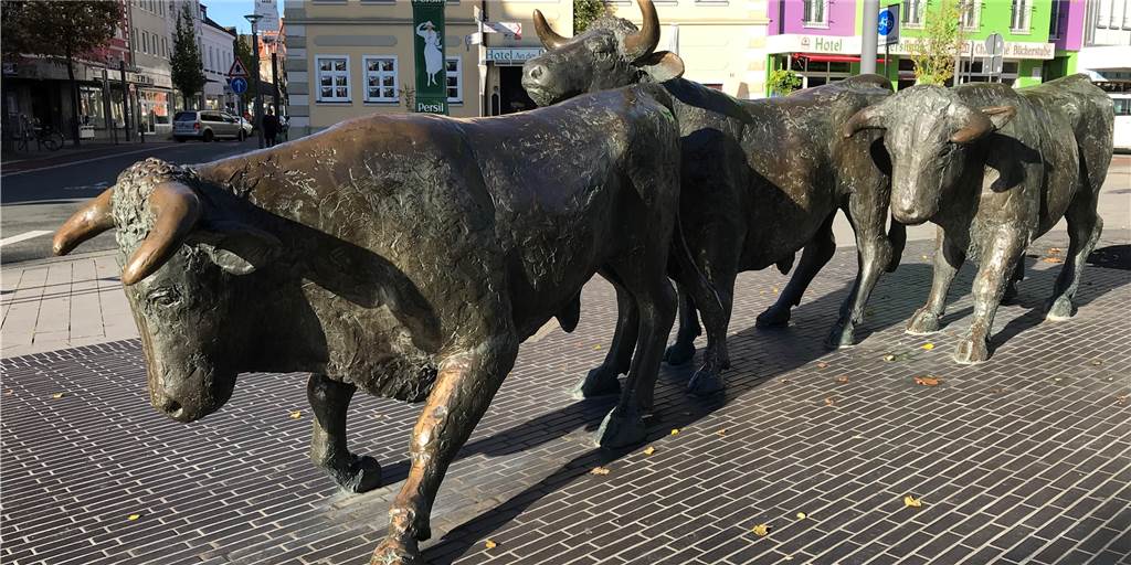 Beliebte Lüner Wirtin erinnert an erste Begegnung mit Bronze-Ochsen Die Ochsen erinnern an die alten Handelswege der Hanse, die einst durch Lünen führten. Vor 30 Jahren wurden sie aufgestellt.