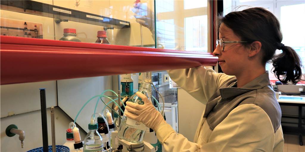 Melina Krähling aus Lünen ist die beste Chemielaborantin in NRW Melina Krähling (21) an ihrem Arbeitsplatz in der Qualitätskontrolle bei Bayer in Bergkamen. Die Lünerin arbeitet am liebsten im Labor, wie hier bei der Bestimmung des Wassergehalts nach dem Karl-Fischer-Verfahren. Die Ausbildung schloss sie als Landesbeste in NRW ab.
