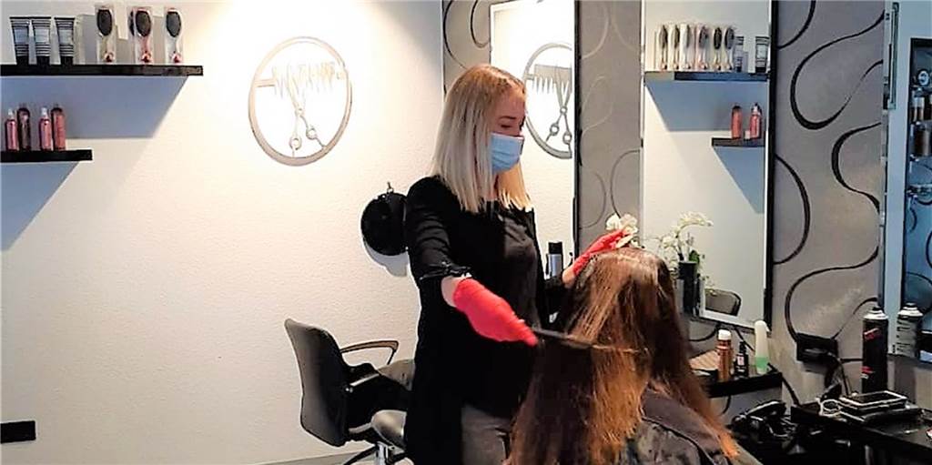 Riesen-Resonanz auf Corona-Solidaritätsaktion von Dortmunder Friseurinnen Mehr Solidarität geht nicht: Vier Dortmunder Friseuren machten unbezahlte Überstunden. Die Einnahmen kommen allein den Gastronomen im Stadtteil zugute.
