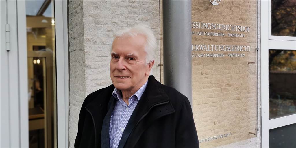Kulturstiftung der Sparkasse an der Lippe muss transparenter werden Erfolgreich: Werner Tischer vor dem Eingang des Oberverwaltungsgerichts in Münster.