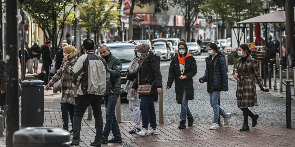 Der gesamte Dortmunder Norden ist auf dem Weg zum Corona-Hotspot Passanten auf der Münsterstraße in der Nordstadt.