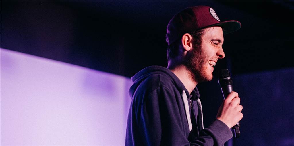 Wie Freddy Allerdisse mit seiner Agentur der Corona-Krise trotzt Freddy Allerdisse moderiert Poetry-Slams im Lea-Drüppel-Theater