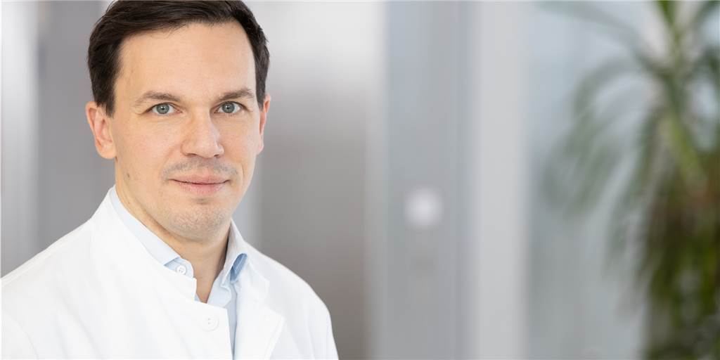 Dr. Simon Larrosa-Lombardi ist Leitender Oberarzt am Knappschaftskrankenhaus in Dortmund-Brackel und Facharzt für Infektiologie.