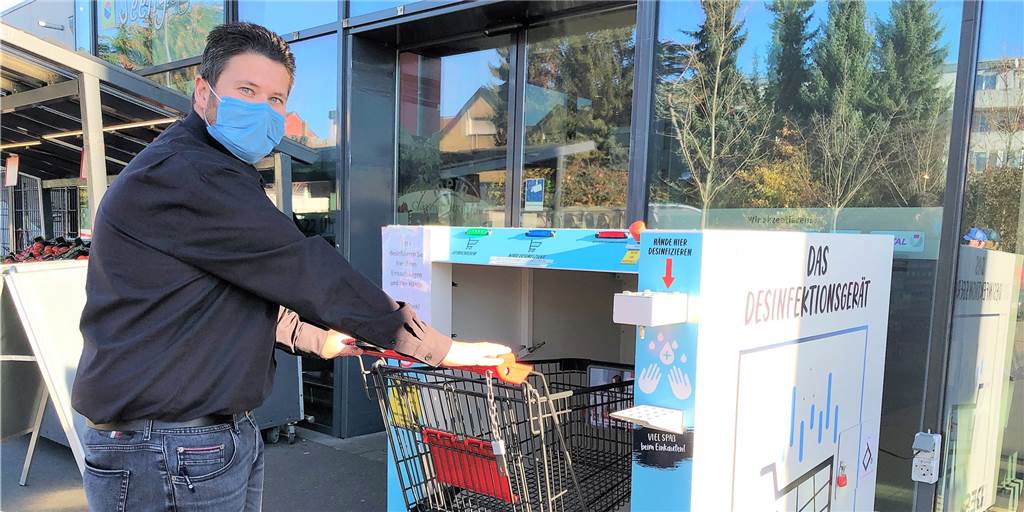 „Toll“: Rewe-Kunden gefällt Desinfektions-Dusche für Einkaufswagen Rewe-Kaufmann André Kaeseler hält für seine Kunden ein besonderes Hygiene-Angebot bereit: Eine Desinfektions-Dusche für Einkaufswagen.