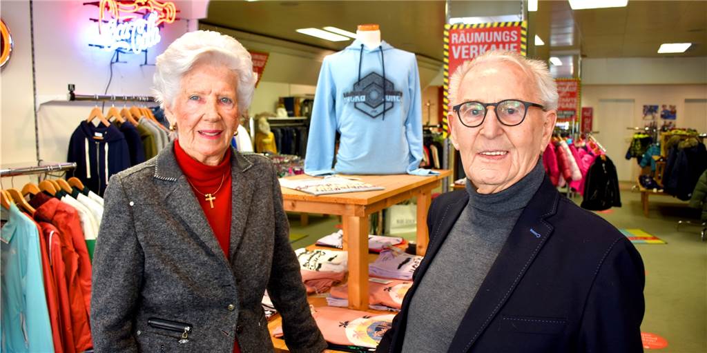 Kindermoden Ritter schließt nach fast 50 Jahren endgültig seine Türen Johanna (78) und Lutz Ritter (85) haben fast 50 Jahre lang Kindermoden Ritter an der Königstraße betrieben und zahllose Vredener Kinder eingekleidet. Sobald ihre aktuelle Ware verkauft ist, wollen sie das Geschäft schließen. "Es reicht einfach", sagen beide.
