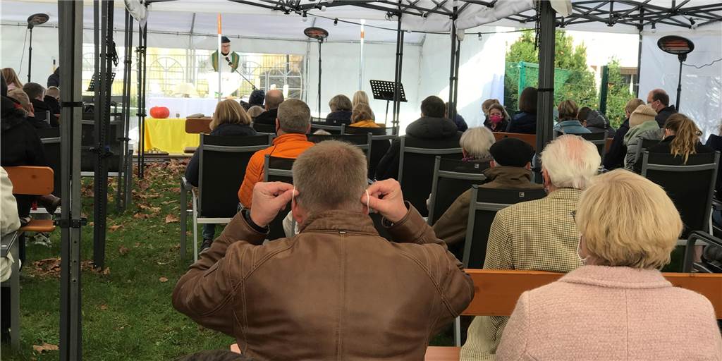 Advent, Weihnachten und Corona: Die Pläne der Kirchen in Castrop-Rauxel Zusammengebundende Pavillons neben der Kirche: So lässt sich im Corona-Lockdown bedenkenlos Gottesdienst feiern. Die Gemeinde Heilig Kreuz in Dorf Rauxel macht es vor, andere wollen zur Weihnachtszeit nachziehen.
