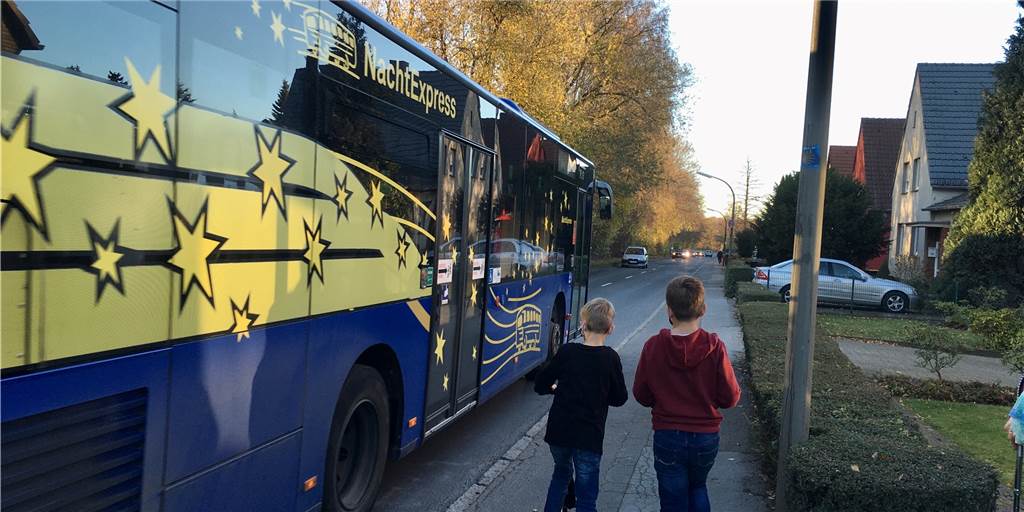 Busse und Lkw fahren auf dem Gehweg: „Gefährlich und unerträglich“ Schwere Fahrzeuge kommen Kindern auf dem Gehweg am Hacheneyer Kirchweg bedrohlich nahe. Oft nutzen Busse den Bürgersteig auch mit.