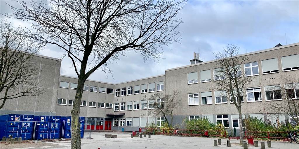 Bespuckt und geschlagen: Jugendliche greifen Lehrer auf Schulhof an Bespuckt und geschlagen: Jugendliche greifen Lehrer auf Schulhof an