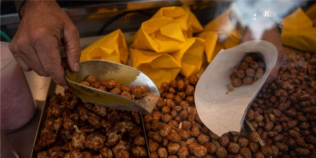 Weihnachtsgefühl „to go“: Schausteller bieten Mandeln und Co. zum Mitnehmen (mit Karte) Wird es auch in der Corona-Weihnachtszeit geben: Gebratene Mandeln.