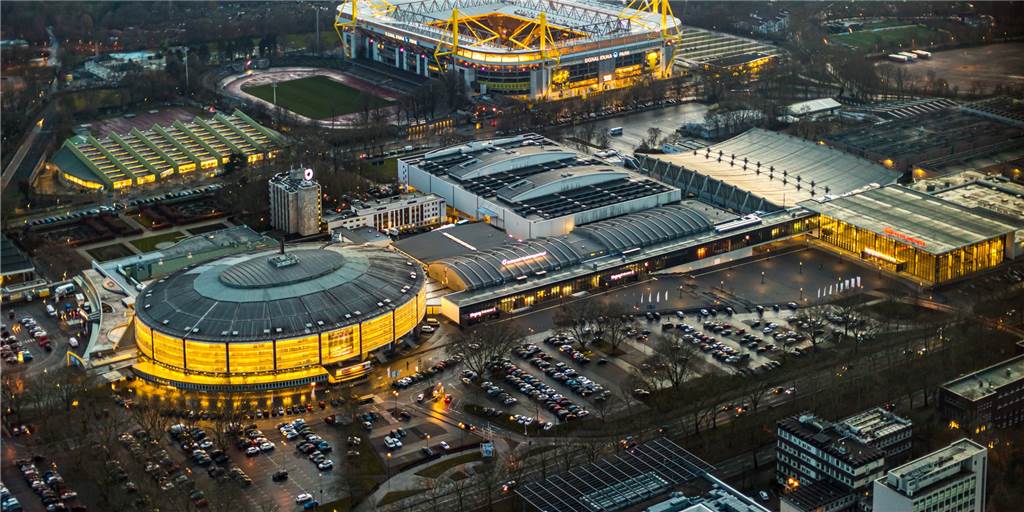 Corona-Klinik in den Westfalenhallen: Pläne werden konkreter Die Westfalenhallen in Dortmund, im Hintergrund das BVB-Stadion