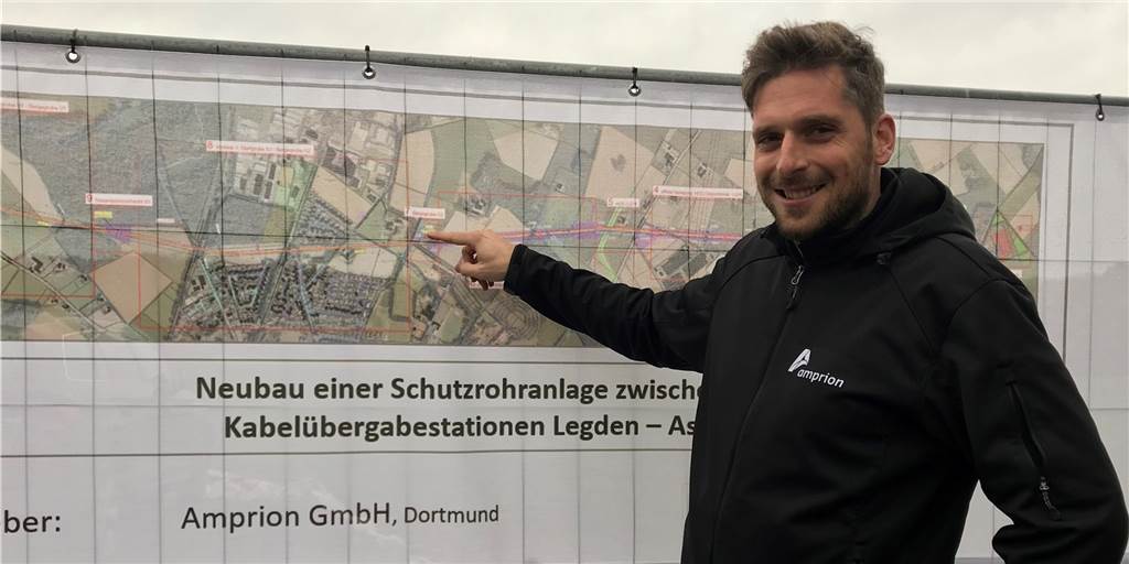 Erste Bohrungen: Vorbereitungen für Legdens Erdkabelverlegungen laufen Jonas Knoop von dem Unternehmen Amprion zeigt, wo in Legden überall Borhungen stattfinden.