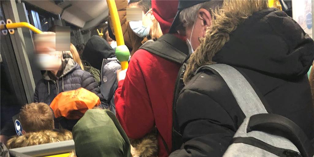 Schulbusfahrt während Corona: Es ist eng wie in einer Sardinen-Büchse So sieht es auf einer morgendlichen Busfahrt in Brambauer aus.