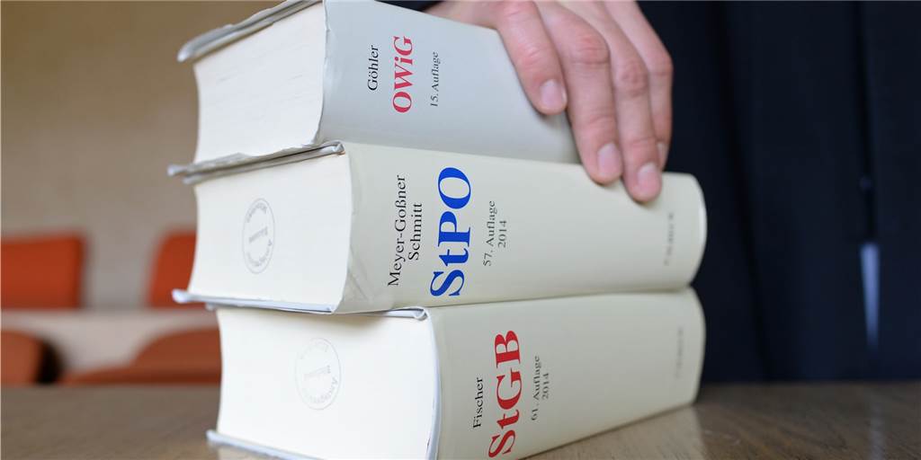 Verfahren mit überraschender Vorgeschichte – doch viele Fragen bleiben offen Letztlich gingen Staatsanwaltschaft und Gericht in der Meinung konform, dass in diesem Fall der §153 der Strafprozessordnung anzusetzen sei, von der Verfolgung werde wegen Geringfügigkeit abgesehen.
