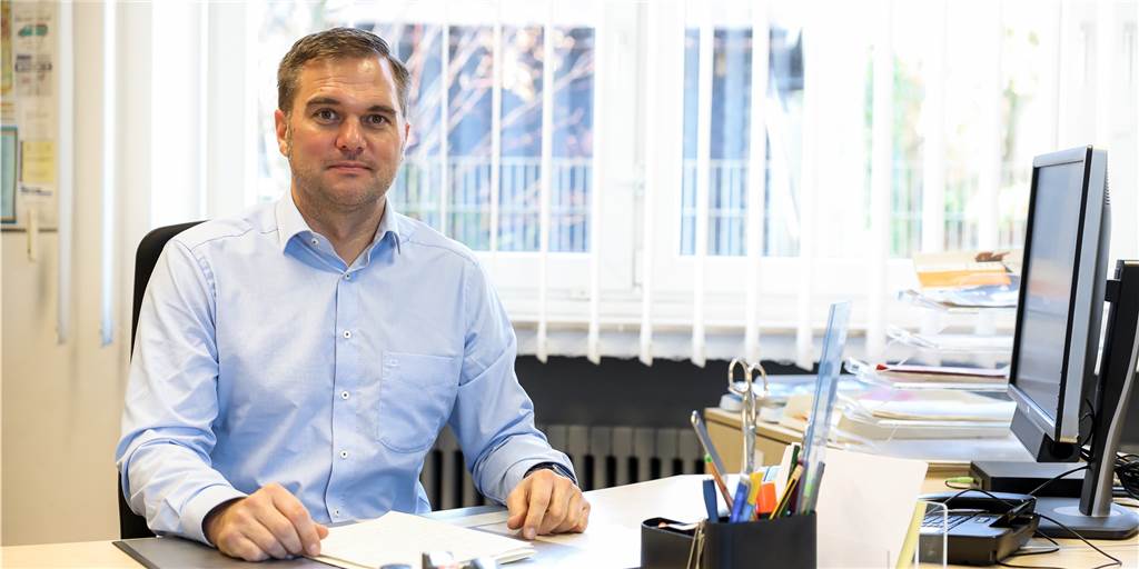 Das Vestische Gymnasium hat einen neuen Schulleiter Dirk Willebrand an seinem neuen Schreibtisch im Vestischen Gymnasium.