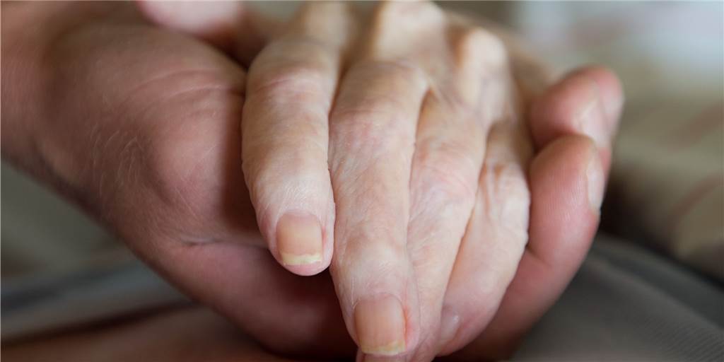 Sterbebegleitung in Corona-Zeiten: Abstand oder Händchen halten? Sterbebegleitung in Corona-Zeiten: Abstand oder Händchen halten?