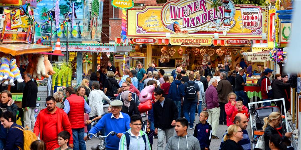 20-Jähriger wehrt sich gegen Festnahme und zieht Spielzeugpistole Auf der Ahauser Kirmes – hier ein Archivbild – zog der 20-jährige Ahauser eine Spielzeugpistole aus der Tasche, als zwei Polizisten ihn festnehmen wollten. Wie er auf die Idee kam, konnte er vor dem Ahauser Amtsgericht nicht mehr erklären. Ein Atemalkoholtest hatte damals einen Alkoholwert von rund 1,6 Promille ergeben. Inzwischen trinke er keinen Tropfen mehr, sagt er.