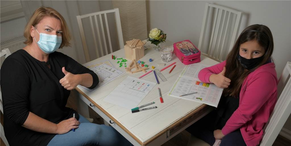 Mehr Unterstützung beim Lernen: Lüner Nachhilfelehrerin sieht Bedarf Berit Hassl (links) gibt Nachhilfe für Grundschulkinder in Lünen. Die Nachfrage ist im Zuge der Pandemie gestiegen.