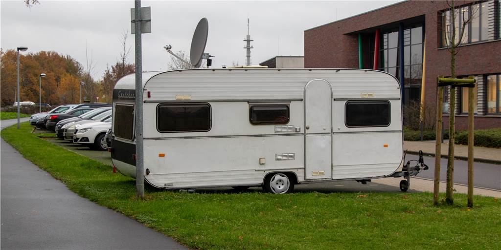 Wohnwagen an der Fürstenkämpe: Dauerparker oder illegale Entsorgung? Schon seit Wochen steht an der Fürstenkämpe ein Wohnwagen. Einen Hinweis, dass das Fahrzeug noch angemeldet ist, gibt es nicht.