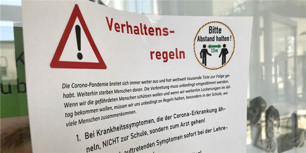 Corona-Fall im FNR-Kollegium: Erste Schule schließt komplett An der Fridtjof-Nansen-Realschule finden sich zahlreiche Hinweise auf die derzeit geltenden Corona-Regeln.