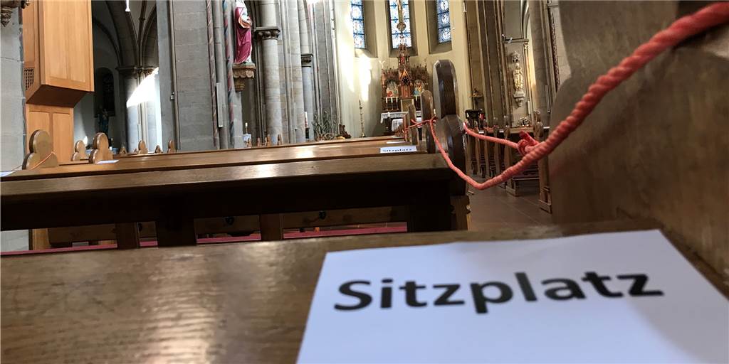 Platzkarten-Bestellung für Weihnachts-Messen: So geht die Kirche vor In den Kirchen herrschen klare Corona-Regeln. Hier in St. Lambertus weisen viele Schilder auf die Sitzordnung hin. Die gilt auch zu Weihnachten.