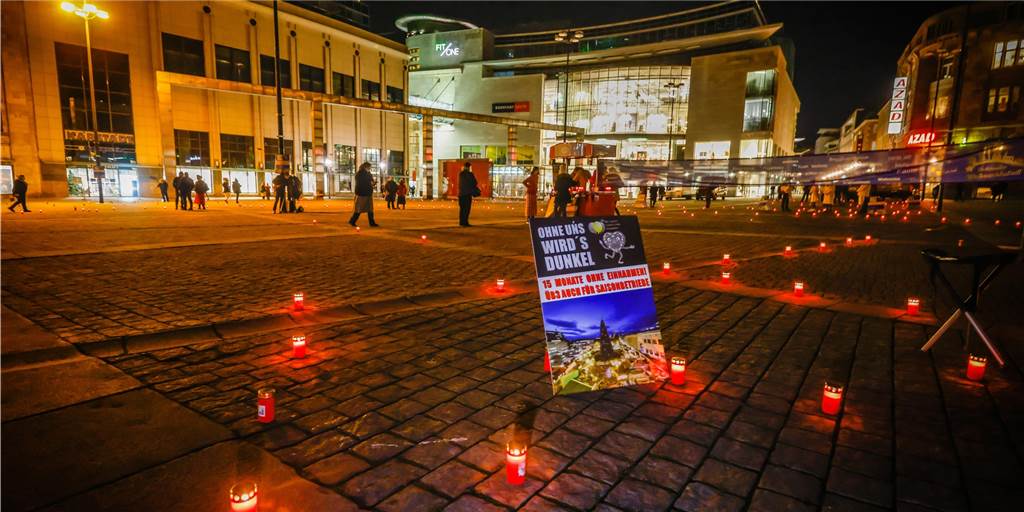 Statt Weihnachtsmarkt-Start: Grablichter in der Dortmunder City Statt der Lichter vom größten Weihnachtsbaum der Welt und den Weihnachtsmarkt-Ständen flackerten am Boden nur Grablichter.