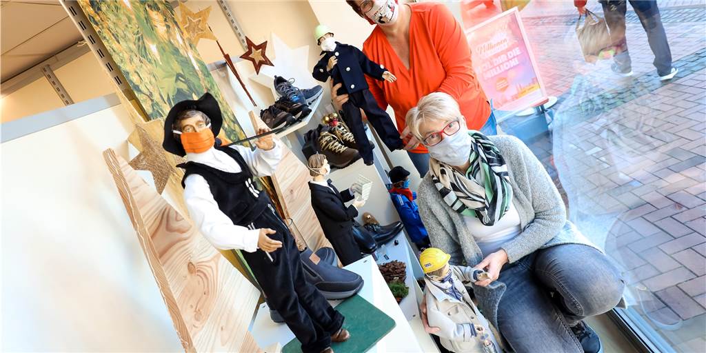 Weihnachtskrippe muss wegen Kirchen-Renovierung umziehen Susanne Breit (unten) und Iris Suttmann vom Schuhhaus Möller begannen am Montag mit dem Aufbau der Krippenlandschaft.