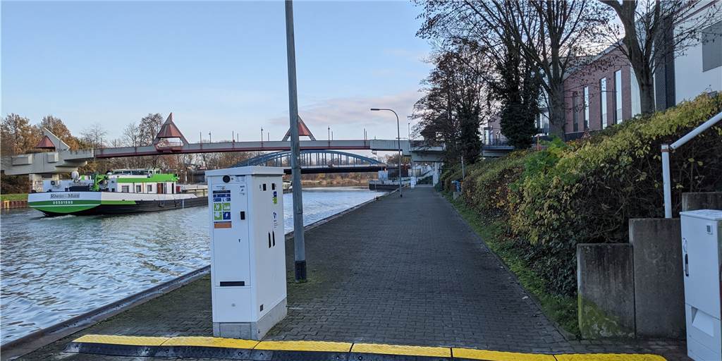 Abgas-Ärger am Kanalschiff-Anleger: Übergangslösung gefunden Als Übergangslösung können die Kanalschiffer an der Anlegestelle Dorsten ihren Strom über den Verteilerkasten (rechts) Höhe der Mercaden beziehen.