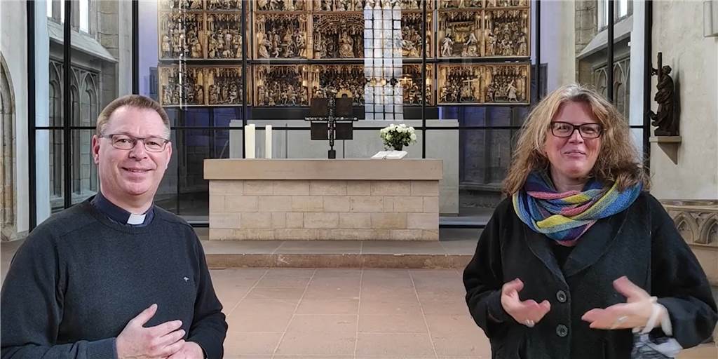 Pastor Michael Ortwald und Pfarrerin Kerstin Schiffner bringen die Video-Gottesdienste wieder ins Wohnzimmer.