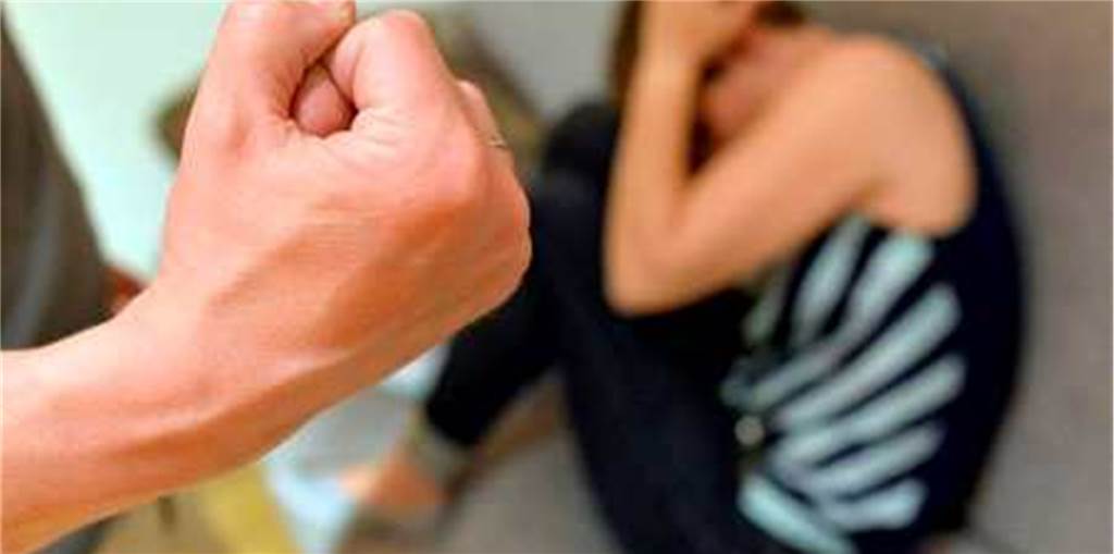 Gewalt in Dortmund: In 80 von 100 Fällen sind Frauen die Opfer Durch die Coronakrise sind vermehrt Fälle von häuslicher Gewalt vorgekommen - zum internationalen Tag gegen Gewalt an Frauen (25.11.) soll auch auf die Hilfsangebote aufmerksam gemacht werden.